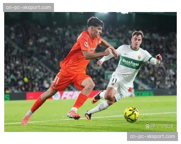 特写:终场哨响,为保级苦战获胜的埃尔切球员相拥而泣 特写:终场哨响,为保级苦战获胜的埃尔切球员相拥而泣