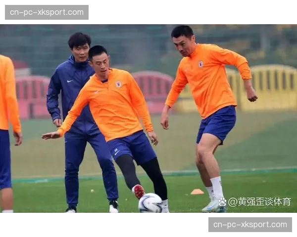 花絮：山东泰山球迷远征军抵达成都，与主场球迷友好互动合影。